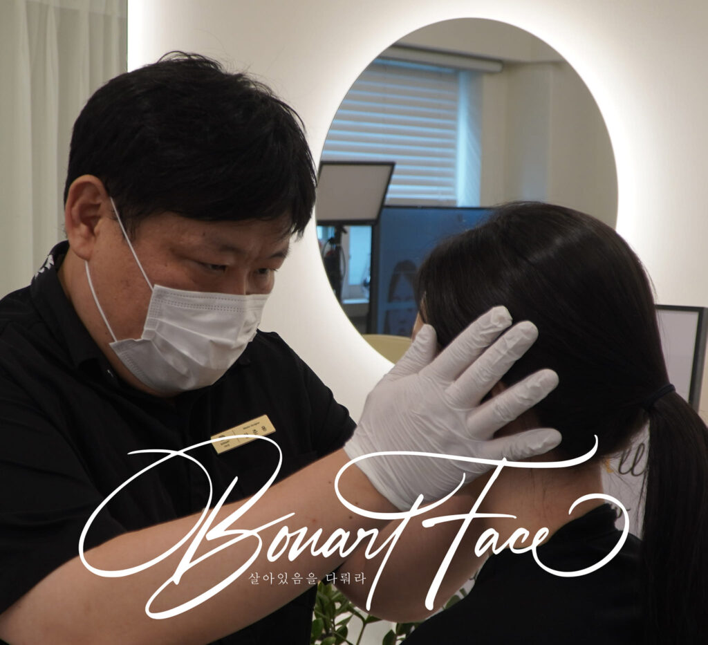 Dr. An Jung Yong – chuyên gia trị liệu với hơn 20 năm kinh nghiệm nghiên cứu và phát triển phương pháp nắn chỉnh khuôn mặt bằng tay.