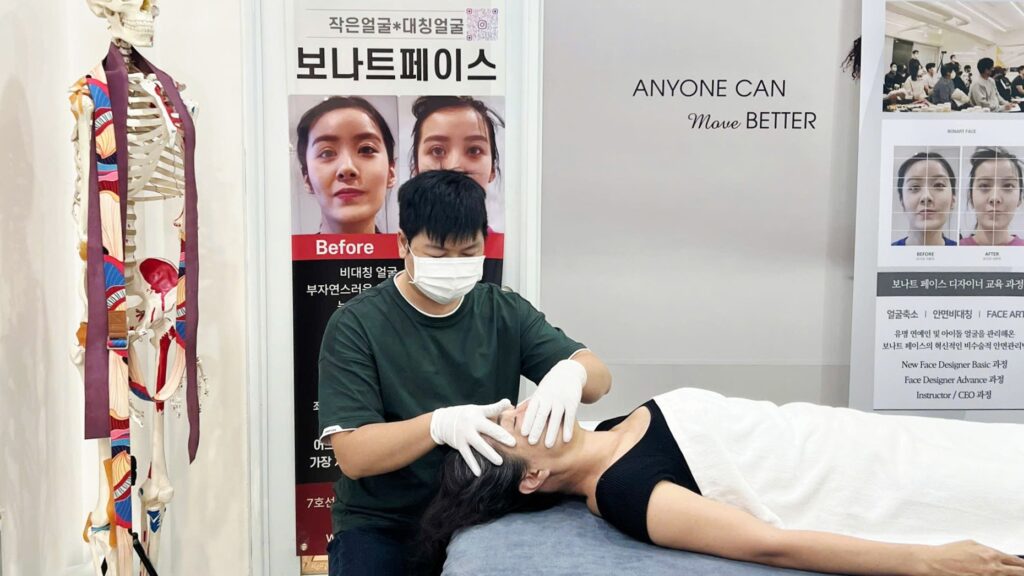 Nắn chỉnh khuôn mặt bằng tay bonart face giúp điều trị rối loạn khớp thái dương hàm
